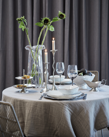 Efterårsbord dækket med keramik, hørservietter og stearinlys fra Lene Bjerr