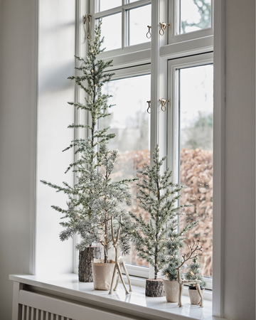 Dekorative store og små juletræer