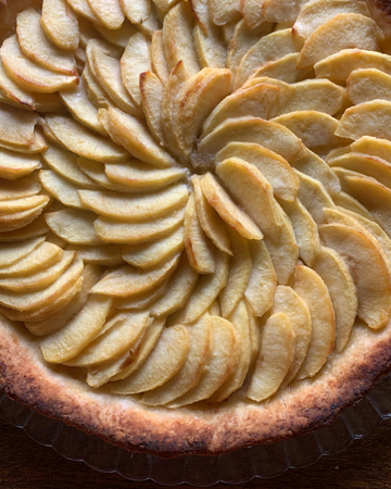 Hjemmebagt æbletærte på et kagefad, serveret med vaniljeis og anrettet på en Camille desserttallerken – klassisk og hyggelig efterårsdessert.