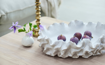 Stueindretning med vintage fund, unikke vaser og lysestager.