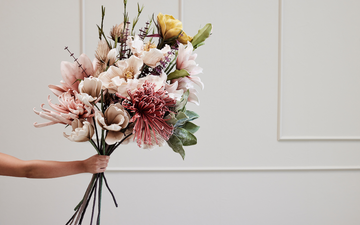 Naturtro evighedsblomster i dæmpede farver fra Happia-serien – en blomstrende gaveidé.