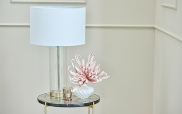 t stilfuldt og hyggeligt hjem dekoreret med blomster og elegante vaser, der skaber en moderne atmosfære - Lene Bjerre