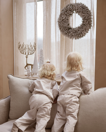 Smukt julepynt til vinduet med glitrende kranse og nostalgiske juledekorationer, der skaber en hyggelig og festlig julestemning både inde og ude