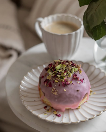 hjemmelavede fastelavnsboller klar til servering ved fastelavn