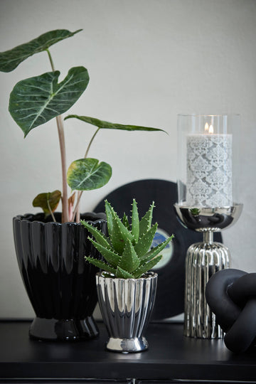 Sorte urtepotter og urtepotteskjulere fra Lene Bjerre