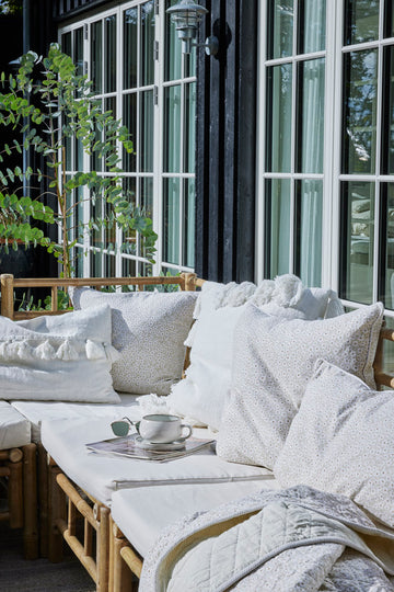 Hvide og lyse pyntepuder og sofapuder fra Lene Bjerre Design