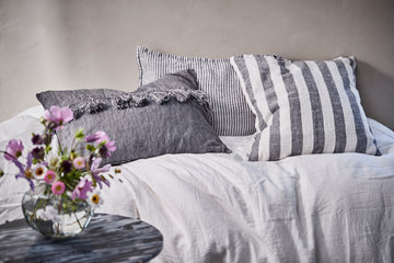 Grå sofapuder og pyntepuder fra lene bjerre design