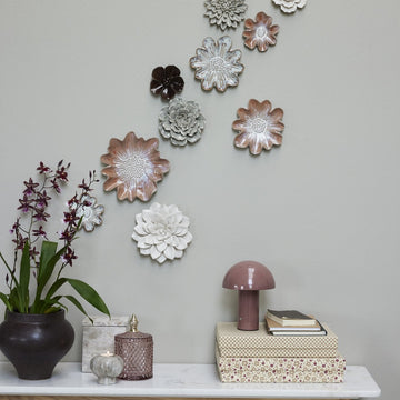Floria vægdekoration Ø13 cm. grå porcelæn LENE BJERRE