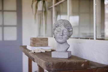 Sielle figur kvinde m. blomster 31 cm. grå LENE BJERRE