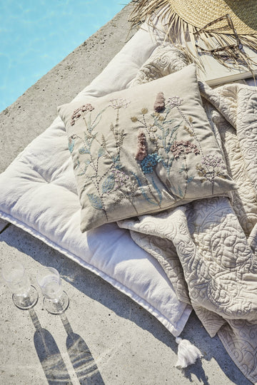 Ingrid pudebetræk sand 50x50 blomster LENE BJERRE