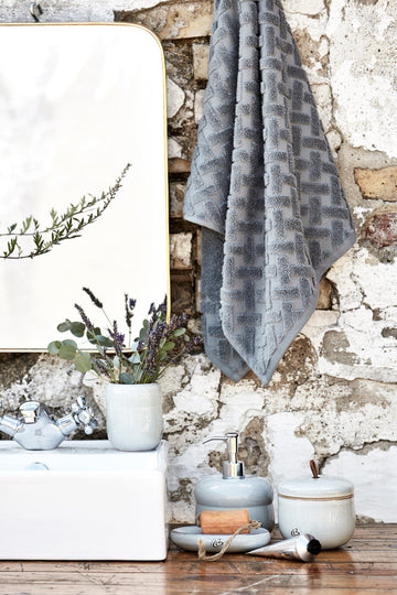 Laurie håndklæde mørk cement 100x50 cm. Lene Bjerre Design DK