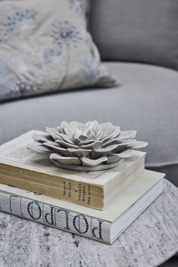 Floria vægdekoration Ø13 cm. grå porcelæn LENE BJERRE