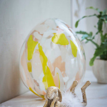 Semilla Påskehare med fjer 8,4 cm. lys guld LENE BJERRE