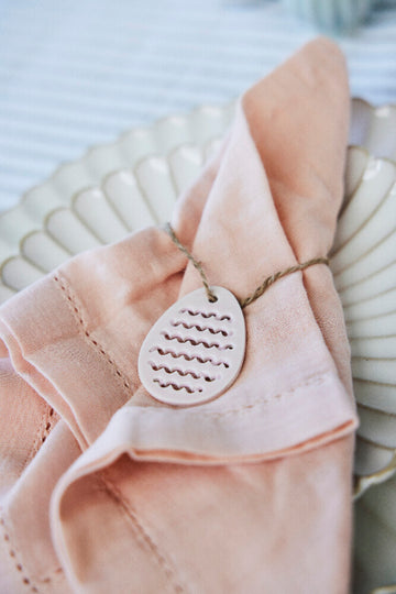 Dehlia påskeophæng keramik H5,2 cm lys rosa LENE BJERRE