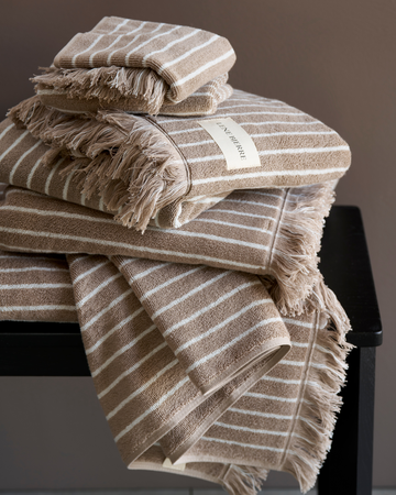 Beige stribet håndklæde med kvaster